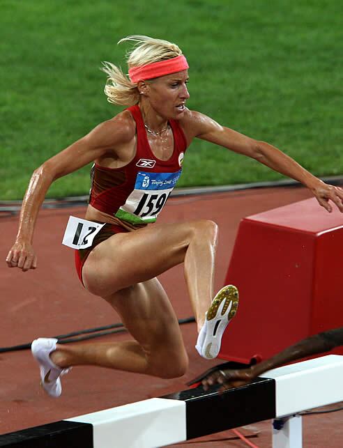 Una fuerte costalada a 200 metros de la meta, cuando se batía por la medalla de plata, echó por tierra las ilusiones de Marta Domínguez en la primera final olímpica femenina de 3.000 metros obstáculos