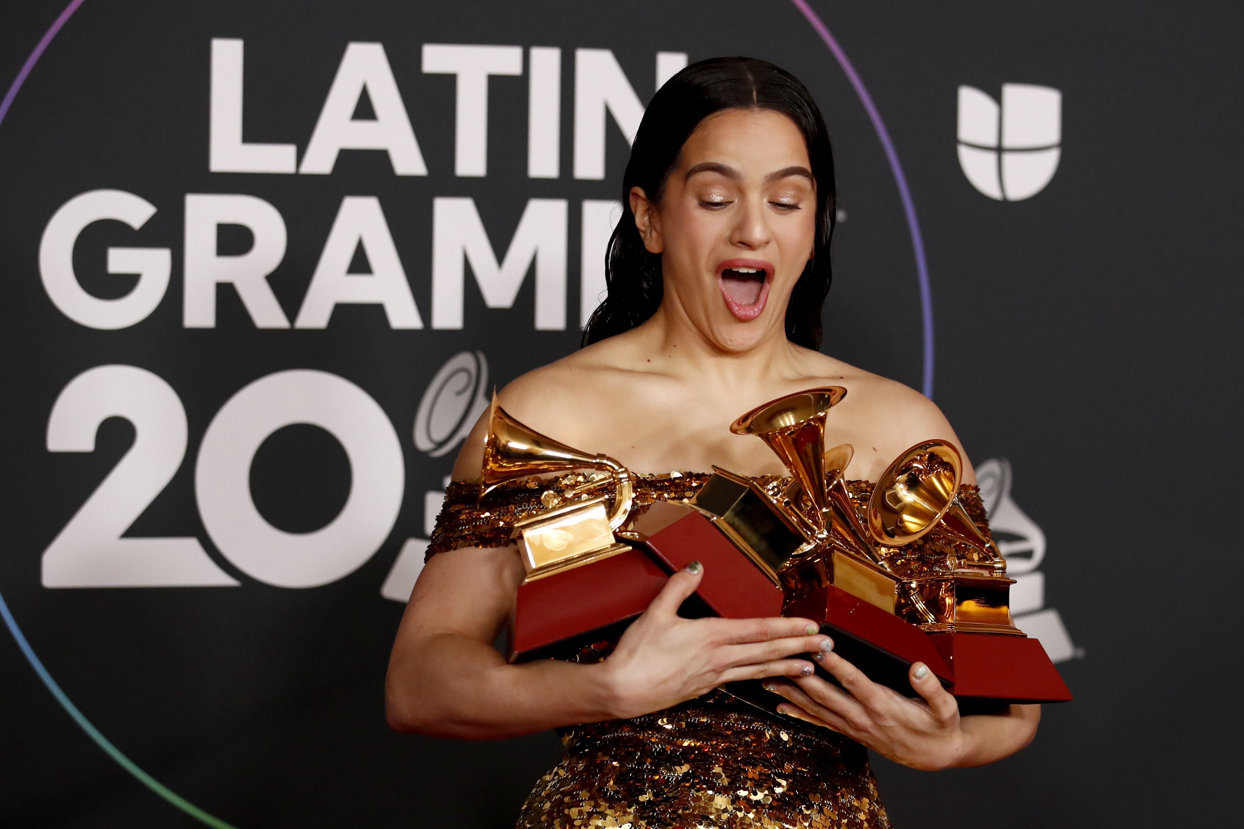 Rosalía sostiene los premios Álbum del Año, Mejor Paquete de Grabación y Mejor Álbum de Música Alternativa en la 23ª Entrega Anual del Latin Grammy