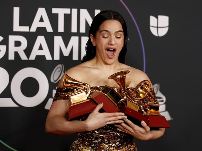Rosalia posa con los Grammy Latinos que ha ganado en la última edición del 2022.