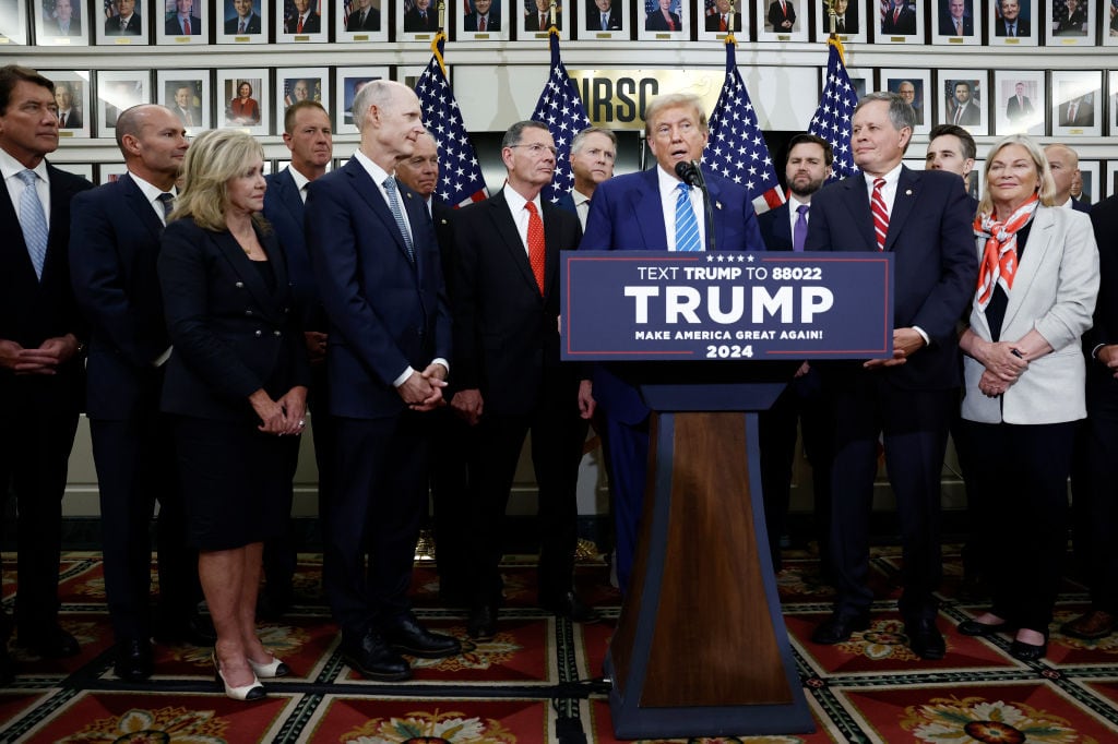 Donald Trump vuelve al Capitolio por primera vez desde el asalto que alentó tras perder las elecciones.