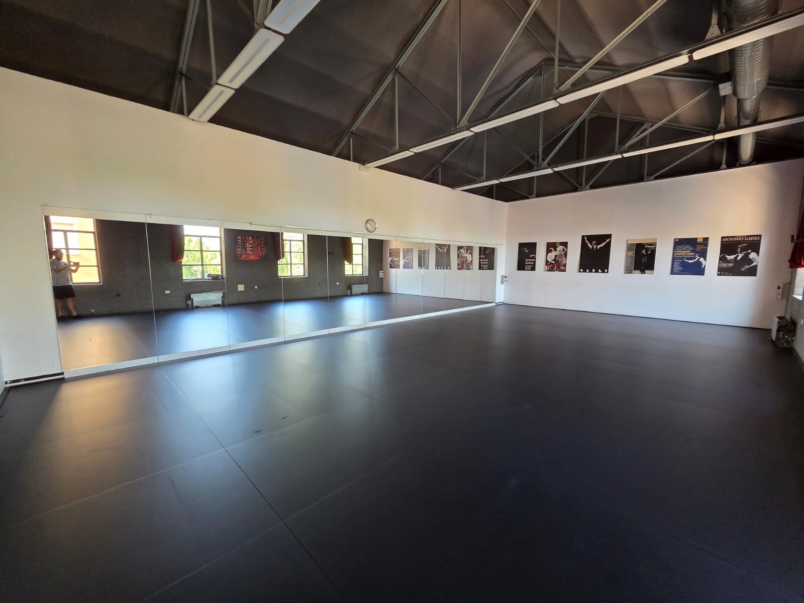 La nueva tarima de una de las aulas