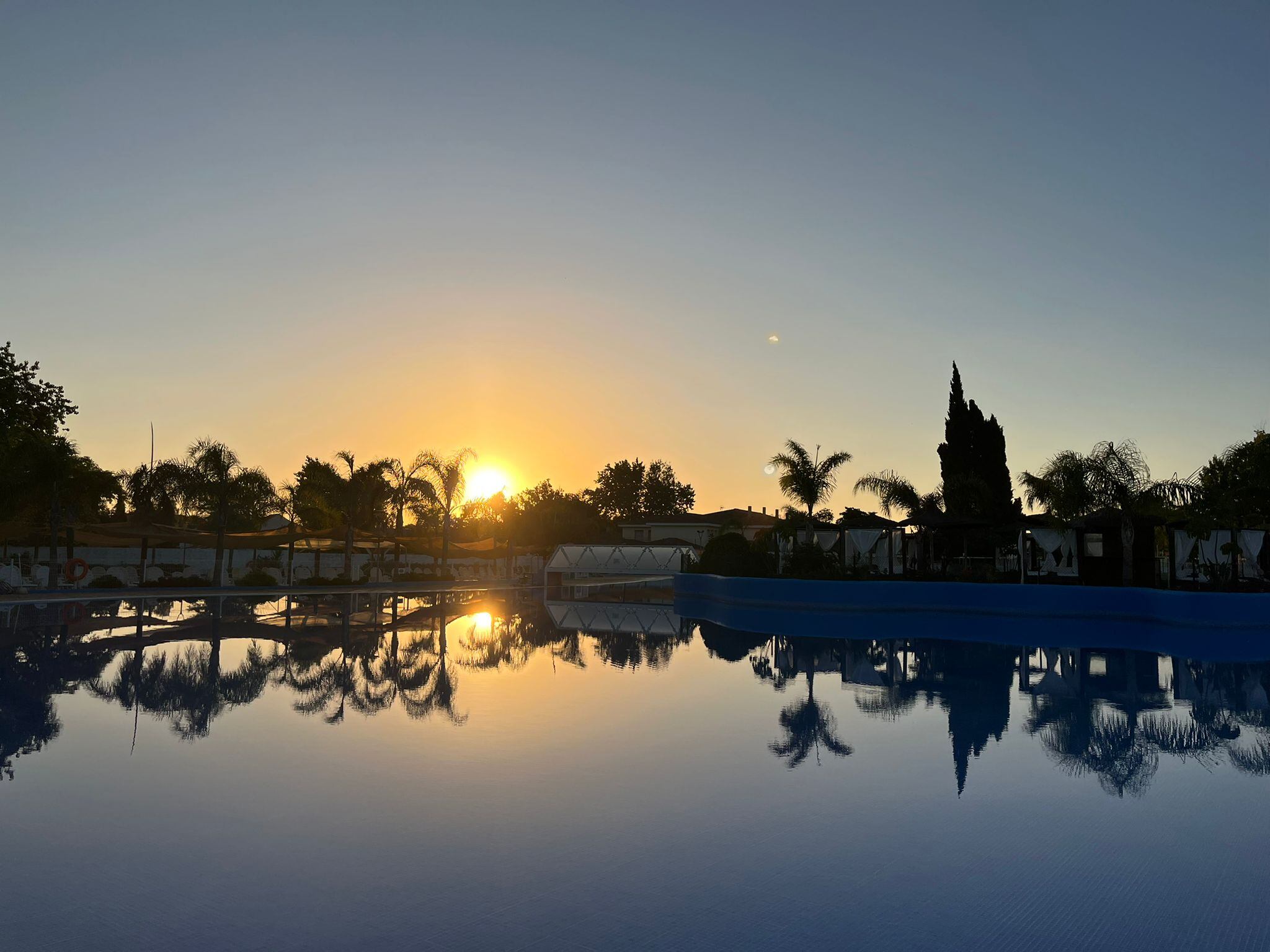 Instalaciones de Arena Village al atardecer