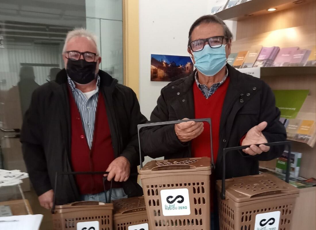 Vecinos de La Font con los cubos especiales para la basura orgánica