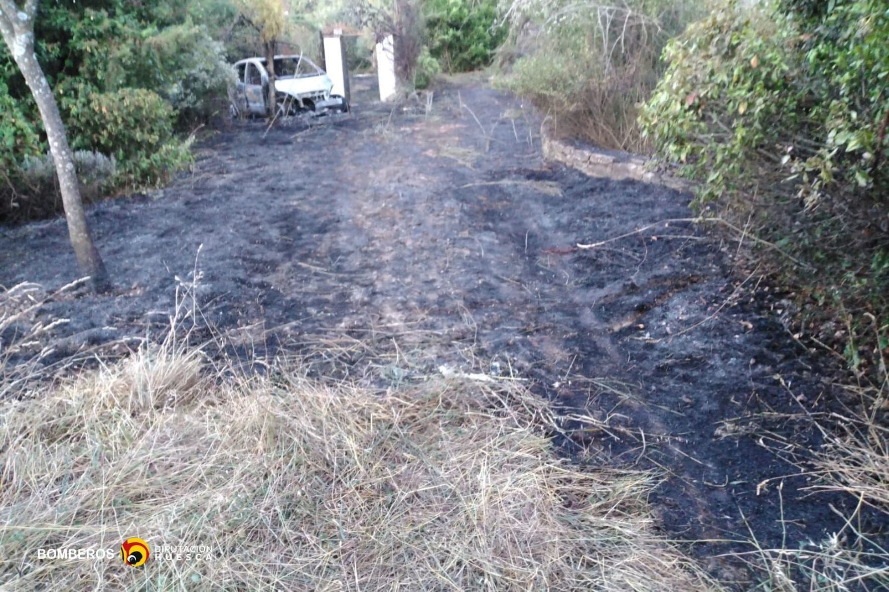 Los bomberos sofocan un incendio en Morillo de Monclús. Foto: Bomberos DPH