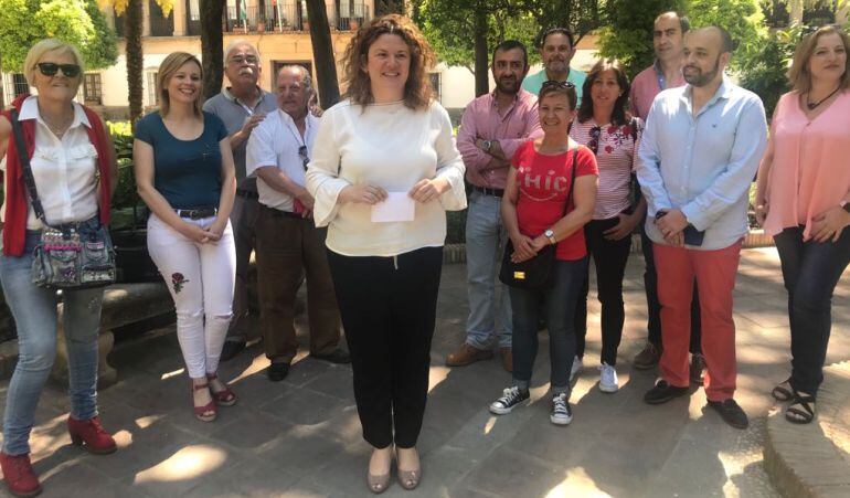 Teresa Valdenebro, acompañada por otros mimebros del partido, en la Plaza Duquesa de Parcent. 