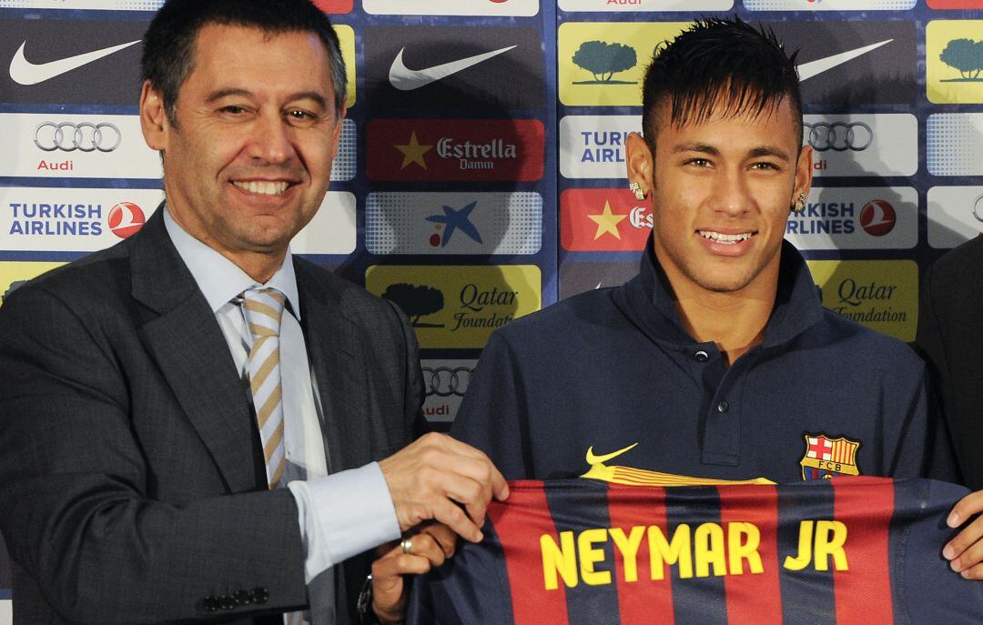 Bartomeu y Neymar, en la presentación del brasileño como jugador del Barcelona.