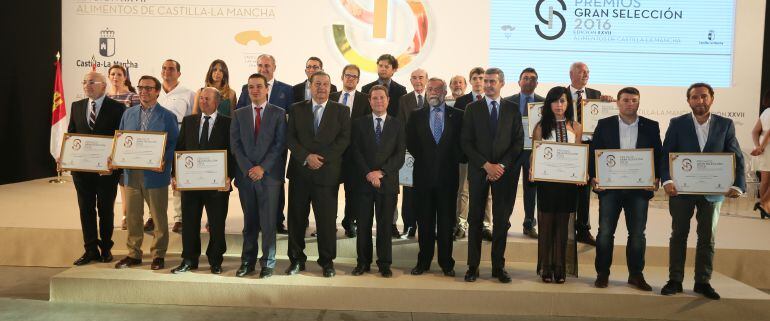 Foto de familia con los premiados en 2016 con un Gran Selección