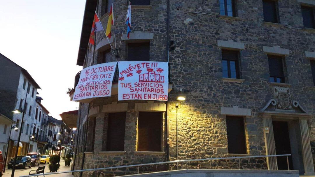 Pancartas de protesta en el Ayuntamiento