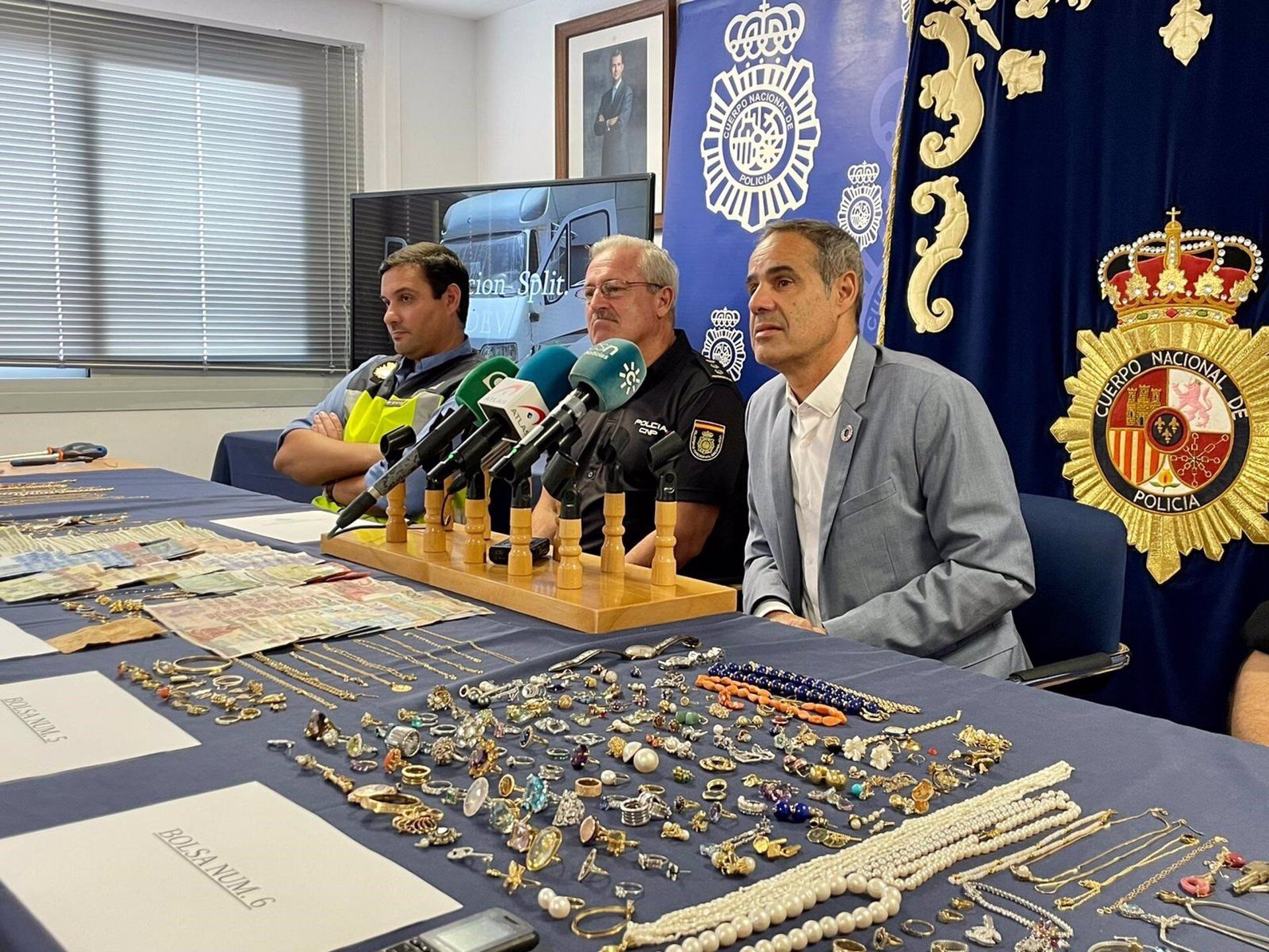 Rueda de prensa relativa a la detención de tres personas que se dedicaban a robar con fuerza en varios domicilios de la provincia de Cádiz
