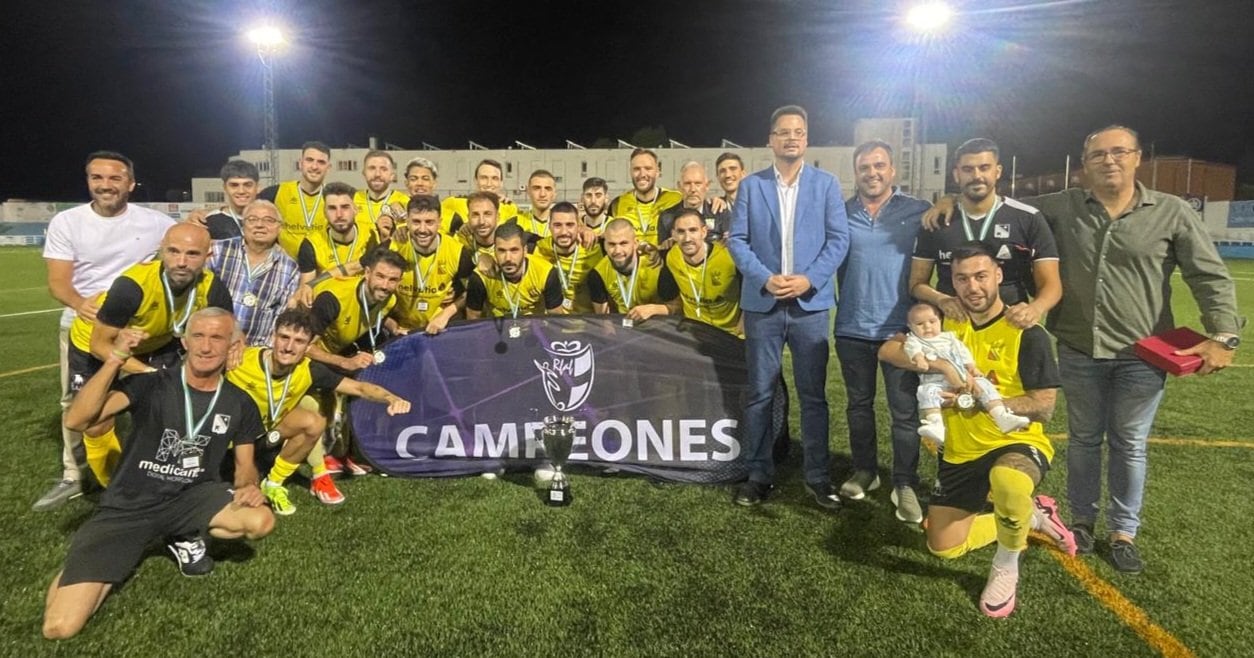 La plantilla del Begíjar celebra la Copa Presidente Diputación ganada en Peal de Becerro.