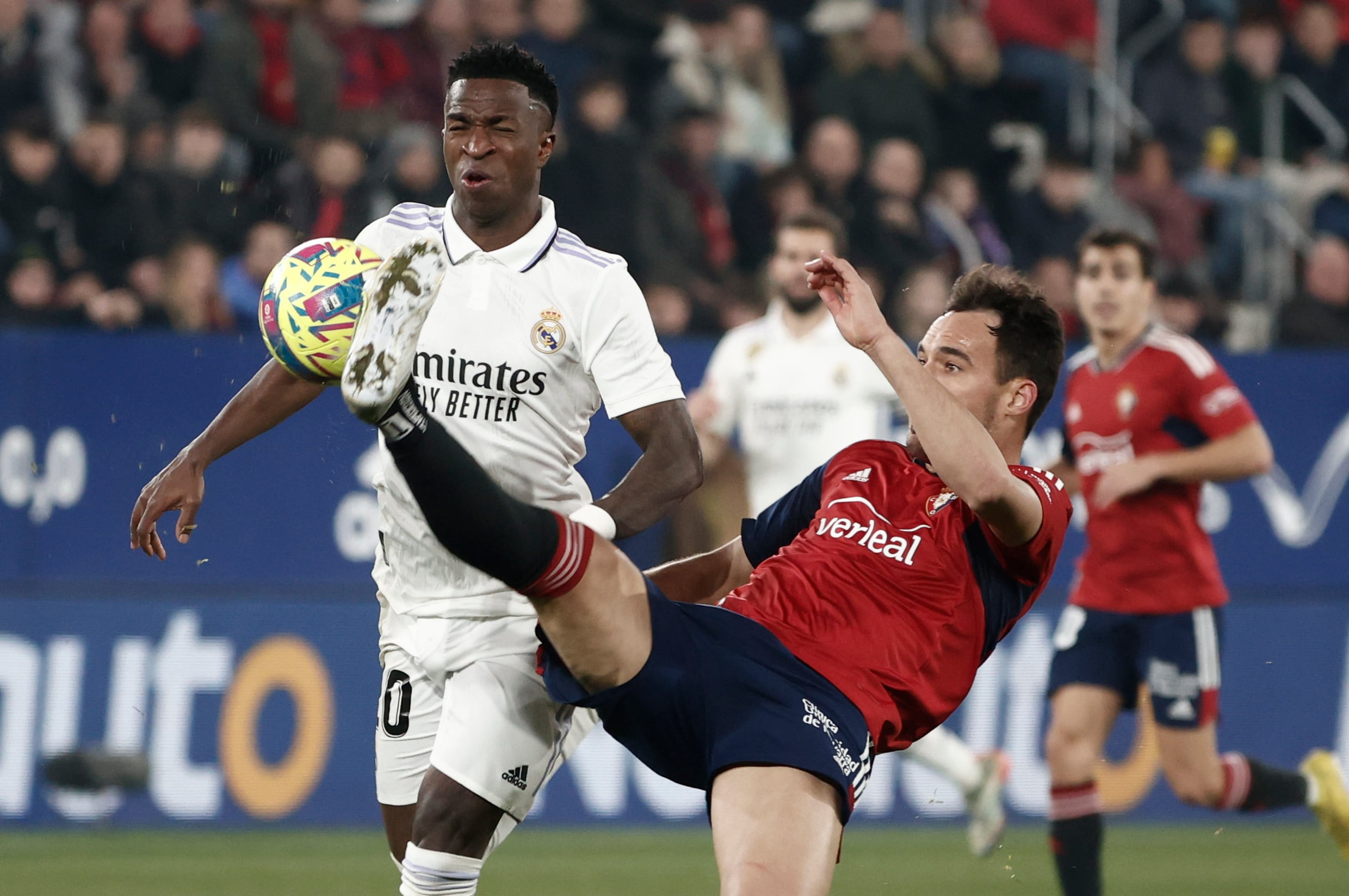 Vinicius y Unai García en el encuentro Osasuna - Real Madrid. EFE / Jesus Diges.