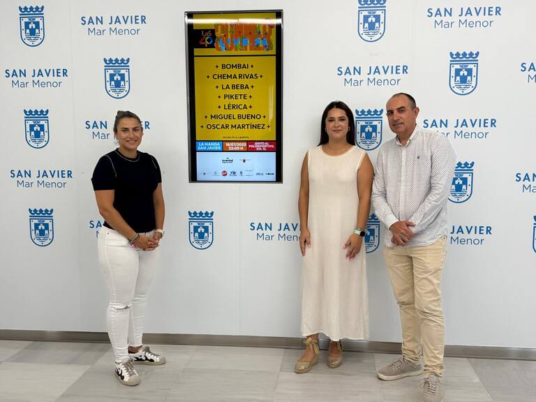 Isabel Madrid (izq.), concejal de Juventud de San Javier, Carmen María Muñoz (centro), directora general de Juventud, y Antonio Rosa (dcha.), director de la SER en Cartagena y Lorca.