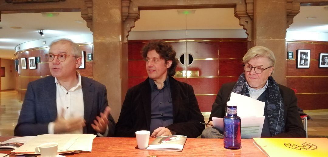 Abel Guarinòs, Cristobal Soler y Vicent Ros, en el Teatro Principal de Castelló