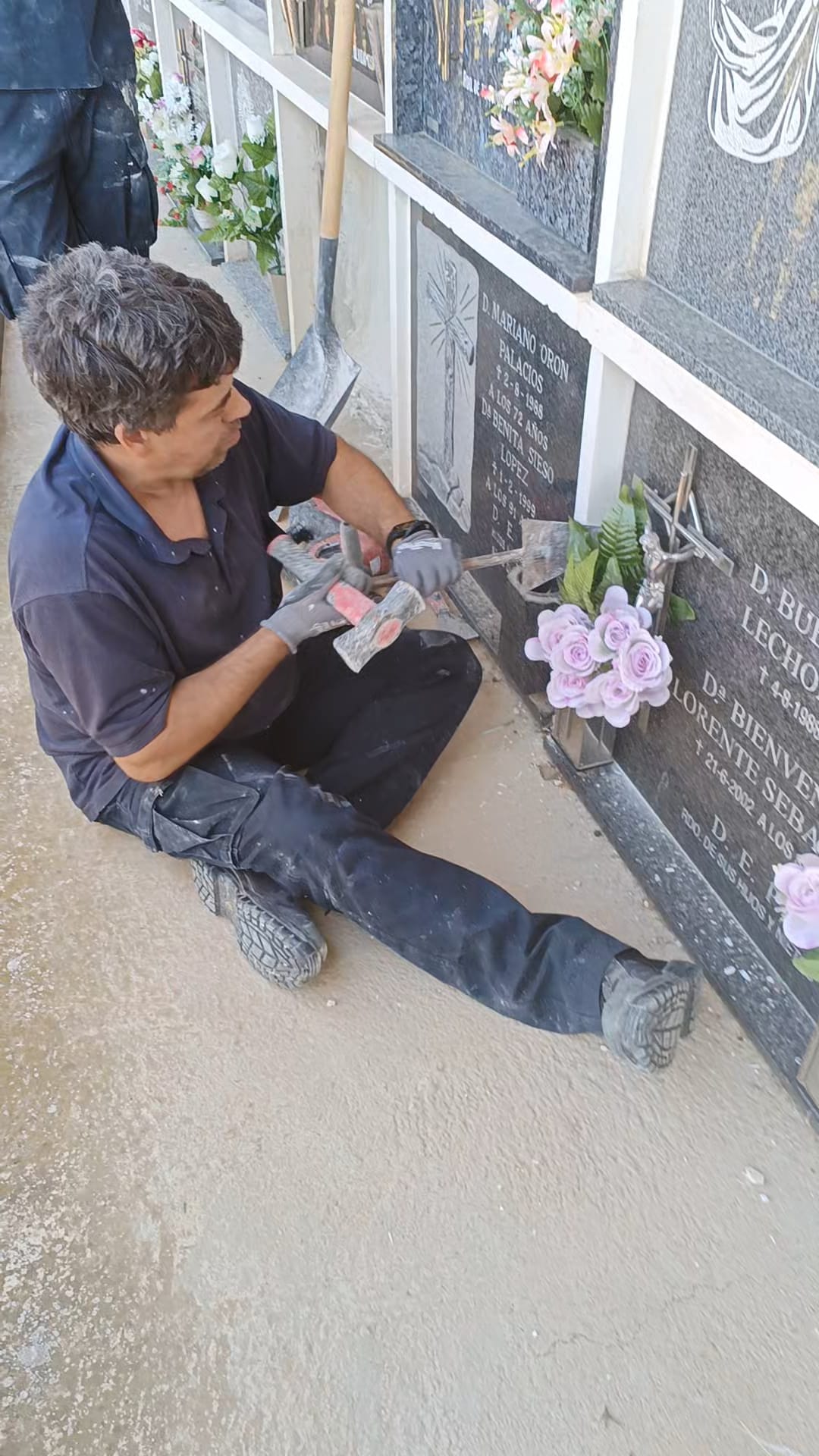 Alberto Labella, trabajando en el Cementerio de Torrero