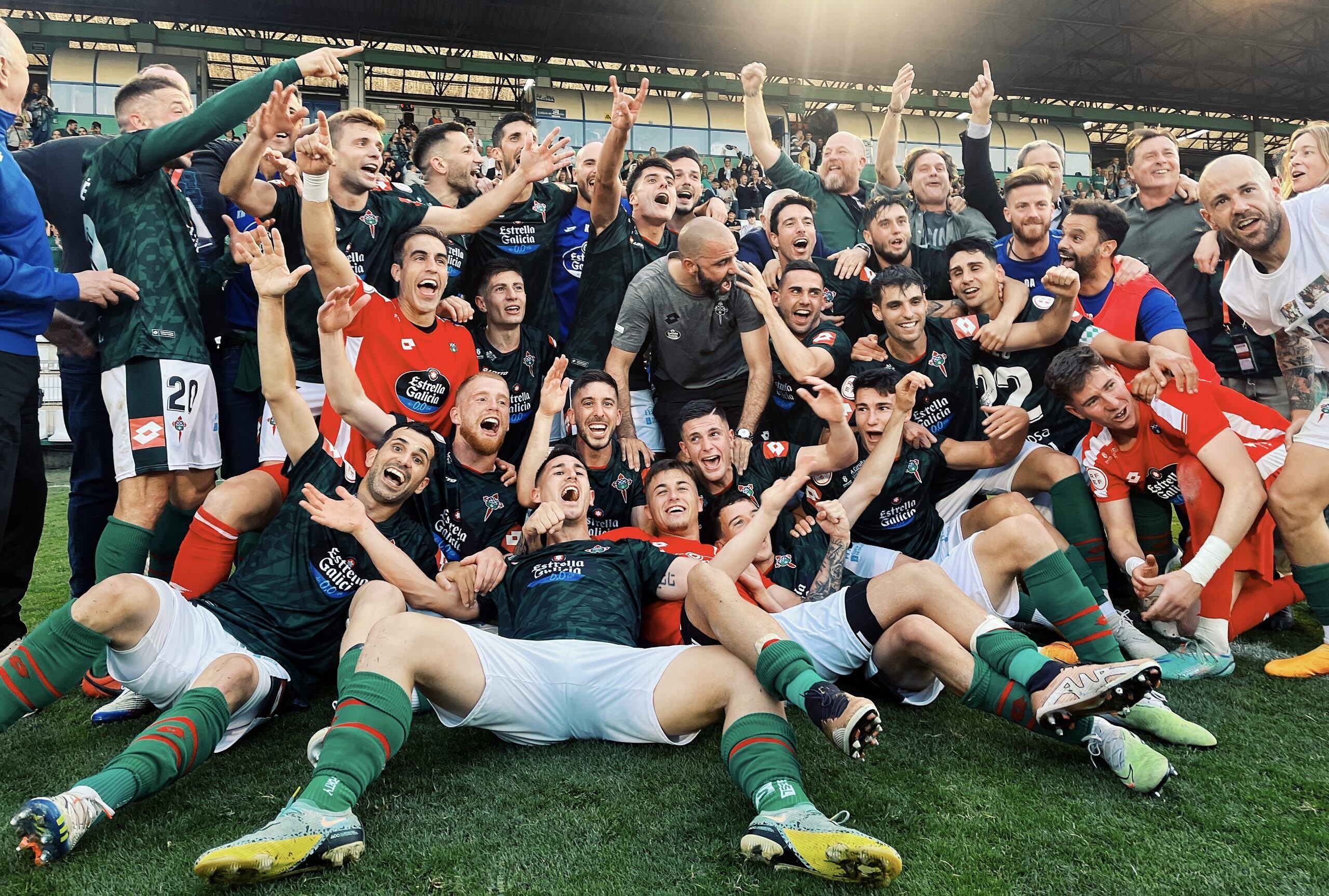 Los jugadores del Racing celebran en A Malata su ascenso a Segunda División tras ganar este sábado al Celta B (foto: Raúl Lomba / Cadena SER)