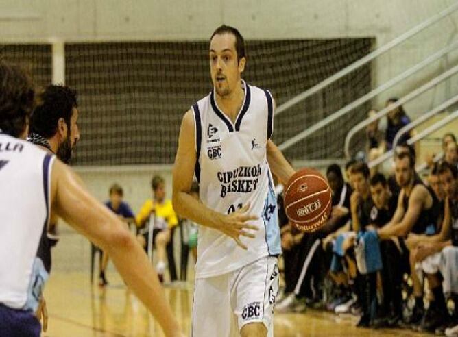 Jon Cortaberria controla un balon ante la oposición de Alex Mumbrú