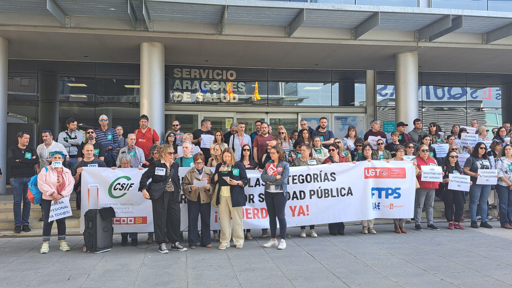 Concentración de UGT, CCOO, CSIF y FTPS ante el SALUD en Zaragoza