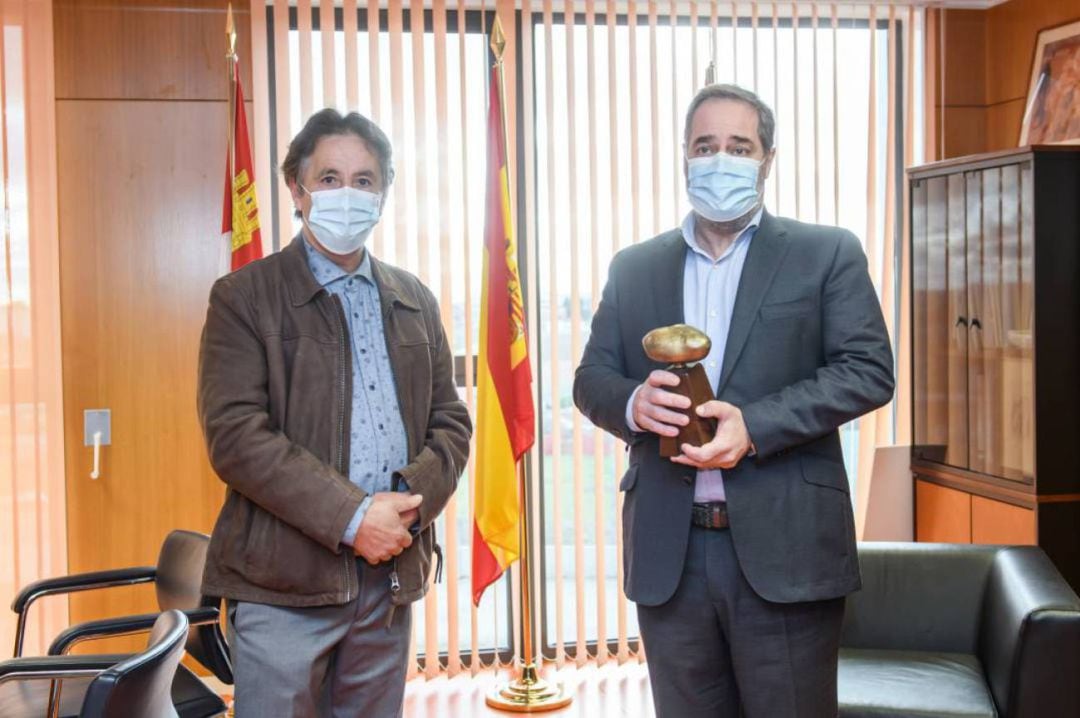 El alcalde de Chozas entregó el pasado año el tradicional premio &#039;Patata de Bronce&#039; al Hospital de León para reconocer su labor en la pandemia 