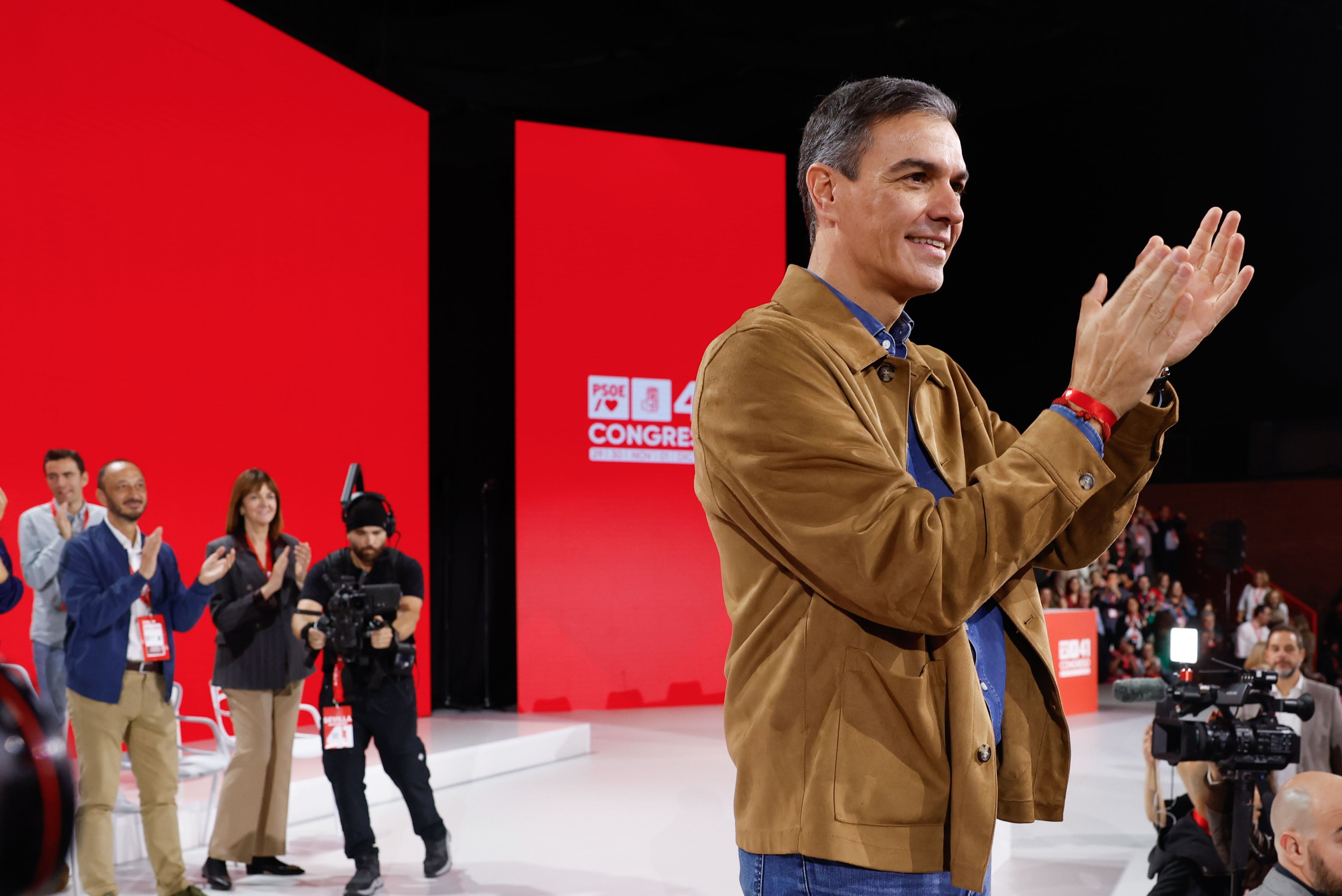 El presidente del Gobierno, Pedro Sánchez aplaude al comienzo del 41 Congreso Federal del PSOE reunido en Sevilla.