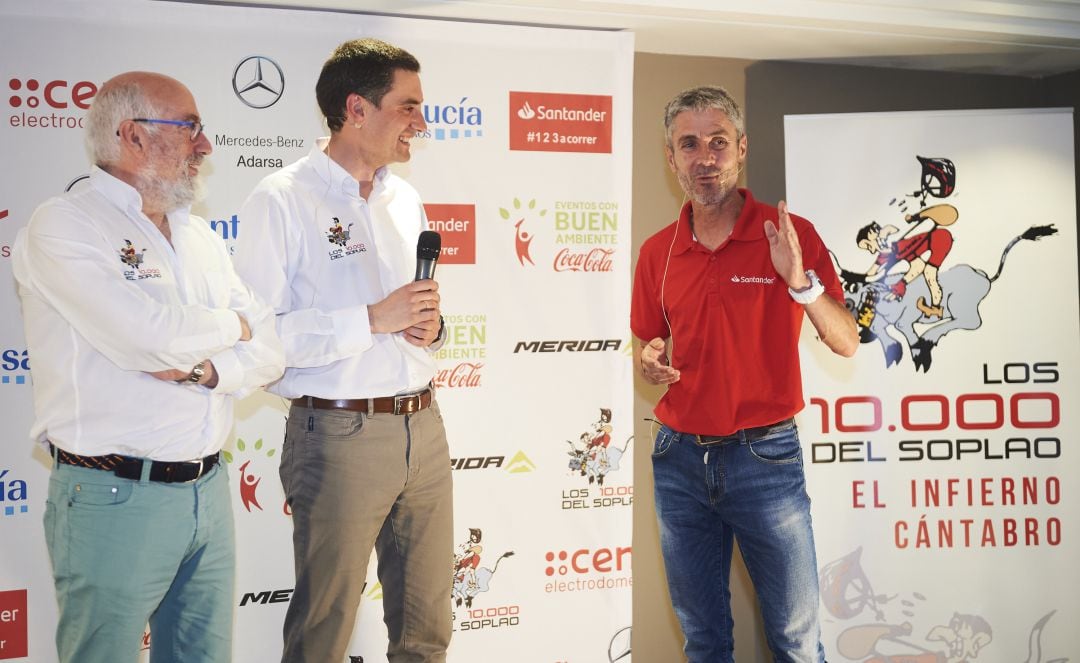 El organizador de la prueba, Chuchi Maestegui, con el Jefe de prensa y conductor de la presentación, Javier Barbero, y Martín Fiz.