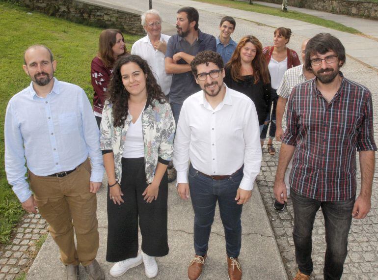 La sección crítica con la secretaria general de Podemos en Galicia Carmen Santos, ha presentado esta mañana en Santiago a sus candidatos para las primarias de En Marea siendo los cabezas de lista (iz-der) por Ourense, Ares Jiménez; por A Coruña, Luca Chao