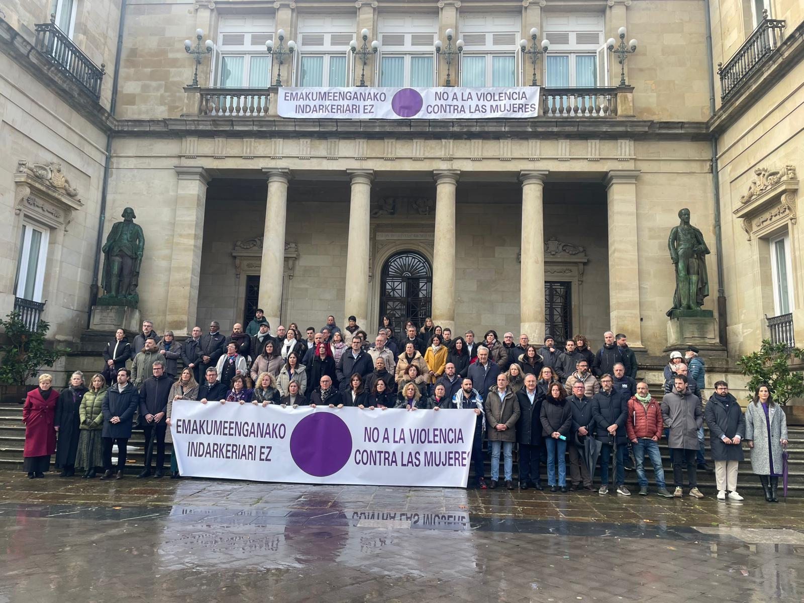 Concentración institucional por el 25N frente a la Diputación Foral de Álava