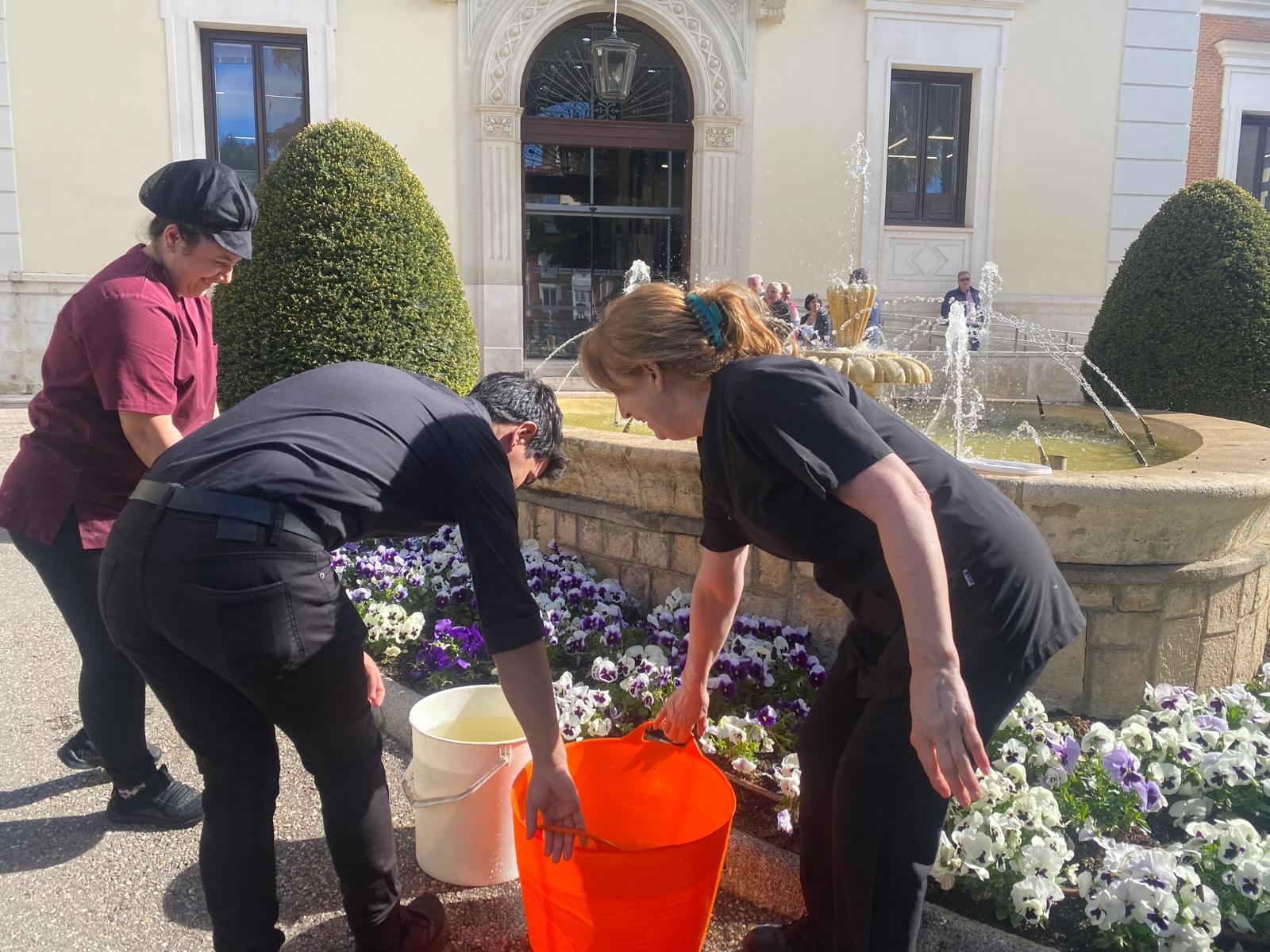 Cogiendo agua de la Fuente de la Diputación
