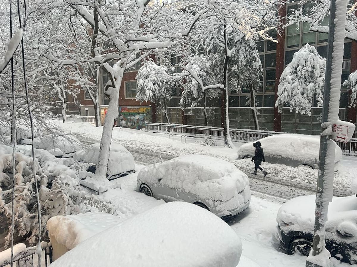 La histórica nevada en Nueva York obliga a cancelar más de 5.300 vuelos y podría estar entre las cinco más intensas de la ciudad