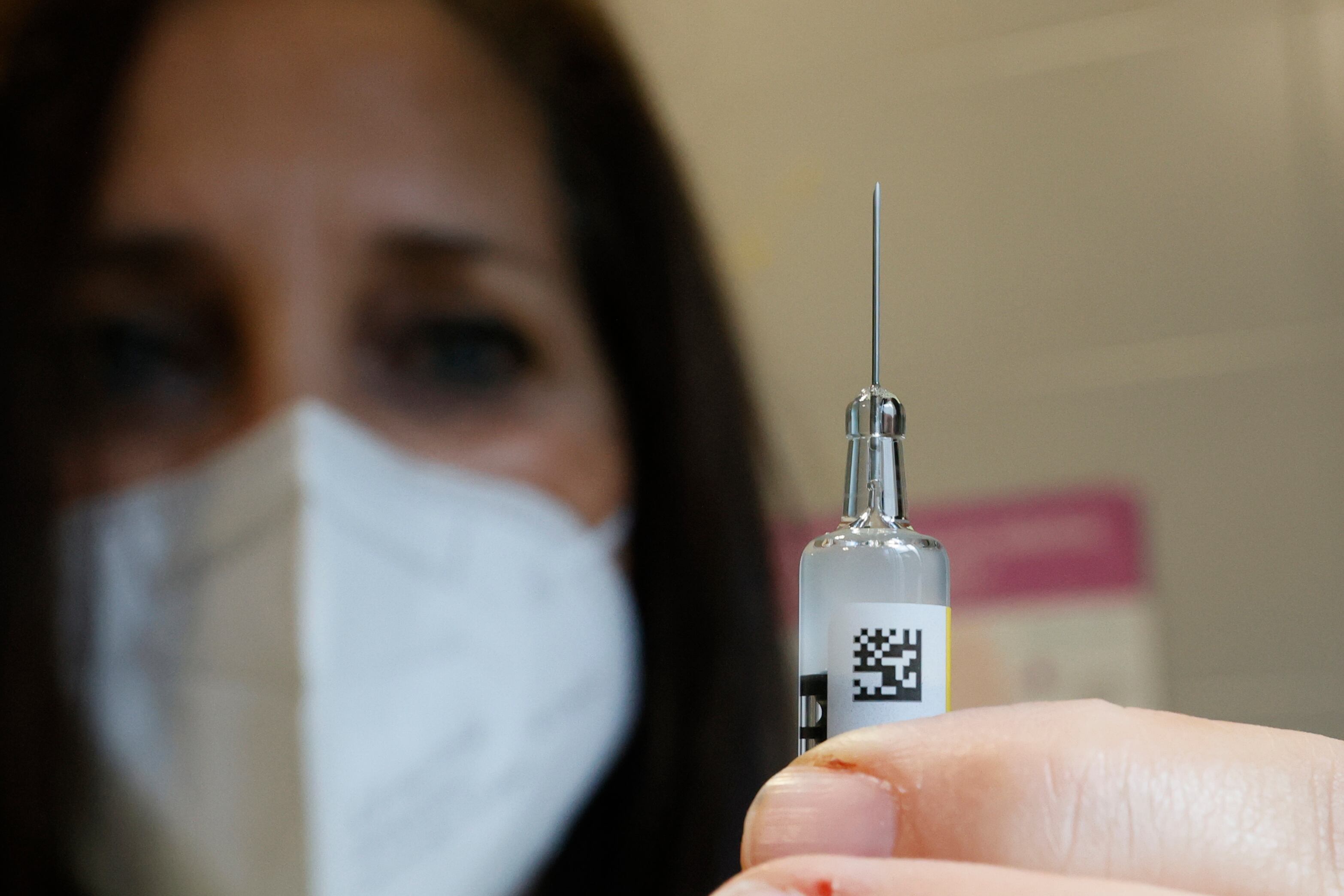 LALIN (PONTEVEDRA), 15/09/2022.- Una enfermera prepara la vacuna contra el papiloma humano, en el primer día de vacunación este año por priemera vez también para varores de más de 12 años, esta mañana en el centro de Salud de Lalín, Pontevedra. EFE/Lavandeira jr
