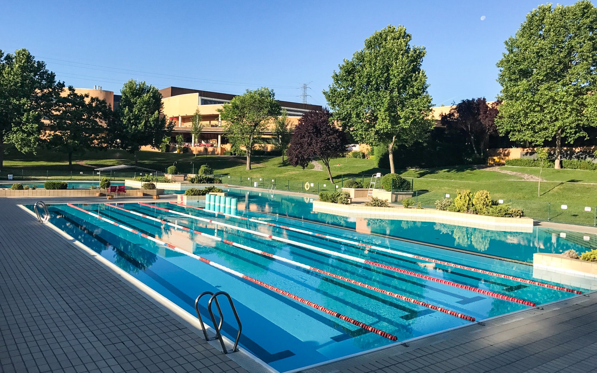 Reaniman y salvan la vida a un niño de 4 años que se ahogaba en la piscina de verano de Sanse