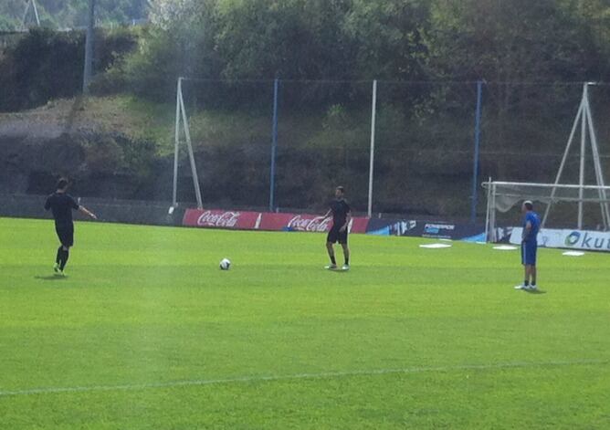 Zaldua y De la Bella tocan balón en la sesión de esta mañana. Pueden llegar al partido de Vigo.