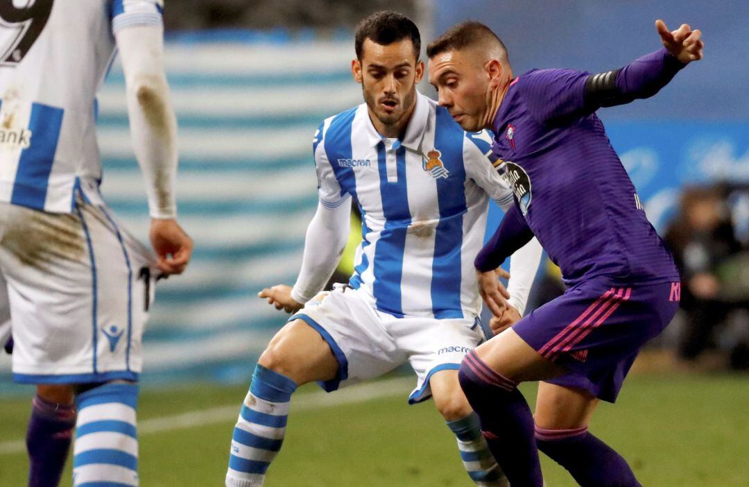 Iago Aspas intenta superar a Juanmi, durante el partido contra la Real Sociedad.