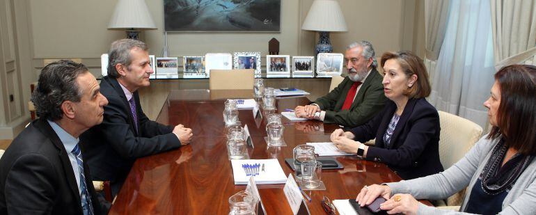 El Conseller de Territorio, Energía y Movilidad del Govern, Joan Boned y el director general de Puertos y Aeropuertos, Xavier Ramis, se reunieron ayer en Madrid con la ministra de Fomento, Ana Pastor (Foto CAIB) 