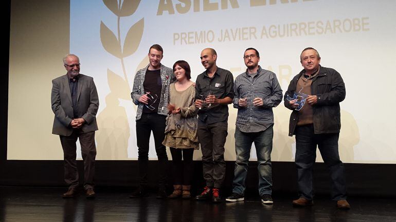 Javier Aguirresarobe, a la izquierda, junto a los premiados en la gala de clausura del festival