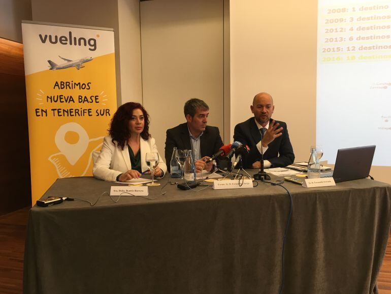 El presidente canario, Fernando Clavijo, Beatriz Barrera de la ZEC y el representante de Vueling, Fernando Estrada. 