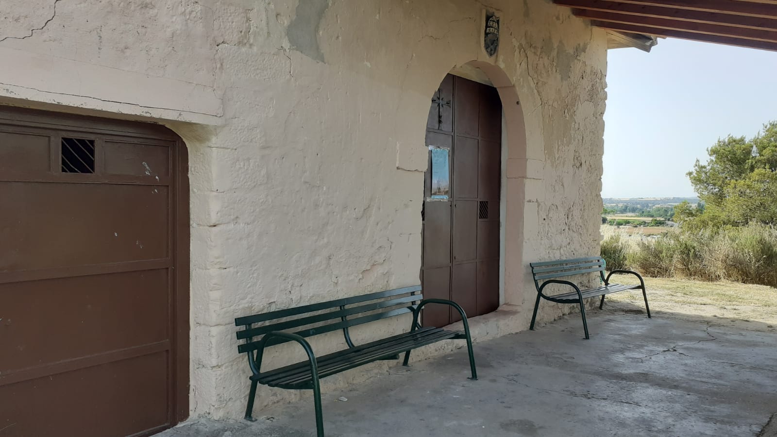 Fachada de la ermita libre de pintadas