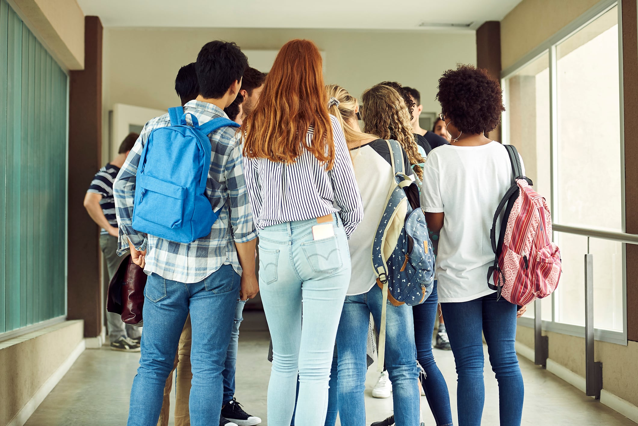 Grupo de estudiantes en un pasillo de un instituto,