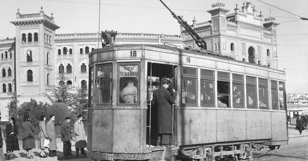 Tranvía del modelo &#039;cangrejo&#039; frente a la plaza de toros de Las Ventas en Madrid.