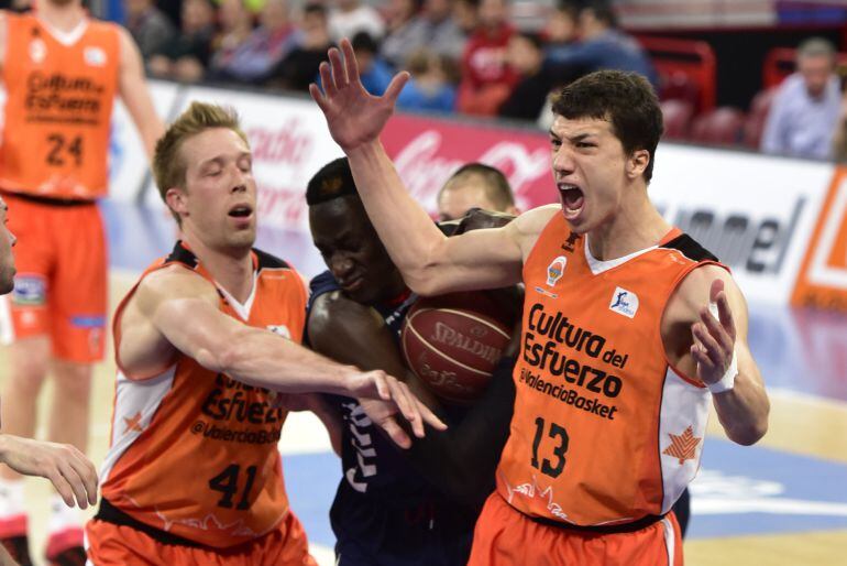 GRA312.El alero serbio del Valencia Basket Vladimir Lucic (d) protesta ante una lucha lucha con el jugador del Laboral Kutxa Limane Diop, durante el partido de la decimonovena jornada de la Liga ACB que se juega esta tarde en el Buesa Arena de Vitoria. EF