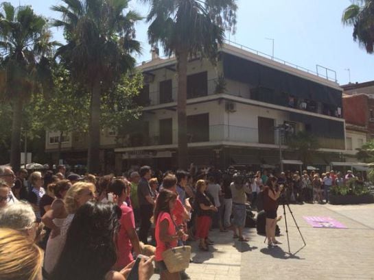 Concentració davant l'Ajuntament de Castelldefels, aquest migdia