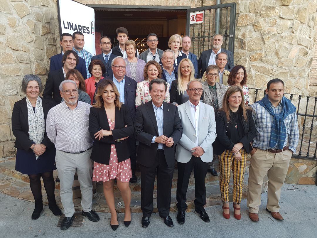 Juan Fernández posa con el resto de compañeros de Linares Primero