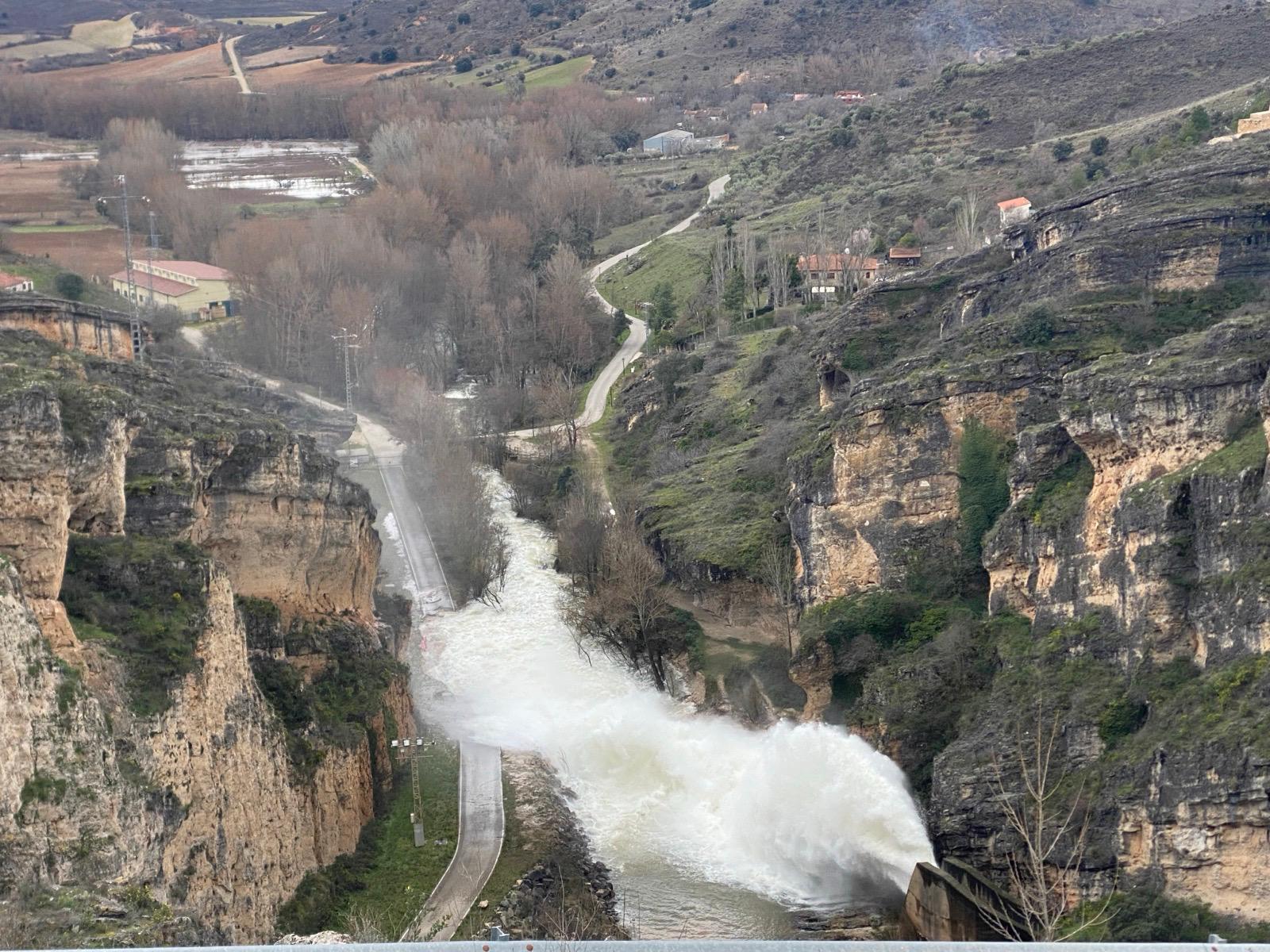 Aliviadero de Alcorlo soltando agua en la primavera de 2025