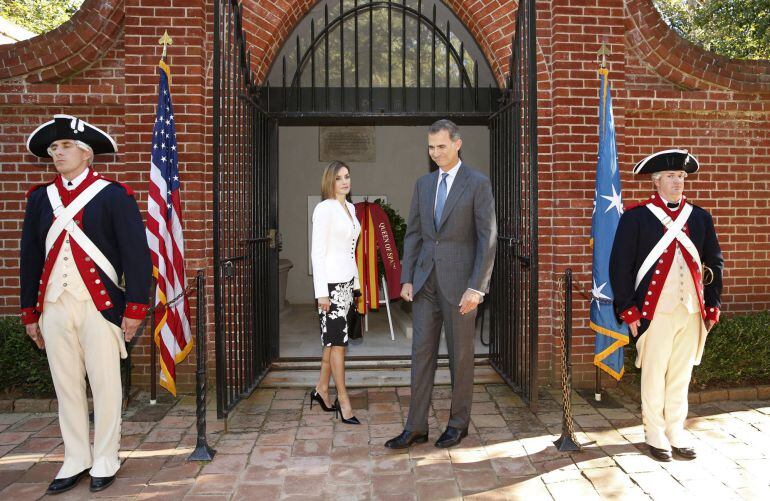 Felipe VI y la reina Letizia, durante su ofrenda floral en el panteón de George Washington. 