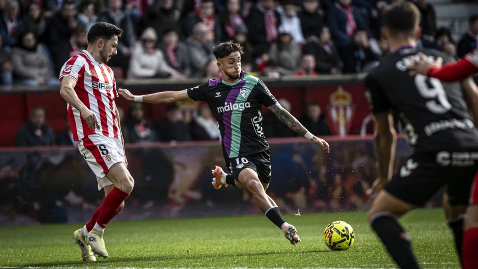 El jugador del Málaga David Larrubia en una acción del partido ante el Sporting