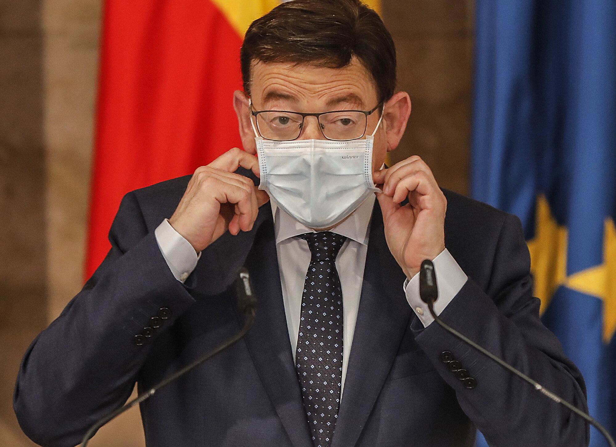 El president de la Generalitat, Ximo Puig, se coloca la mascarilla (archivo)