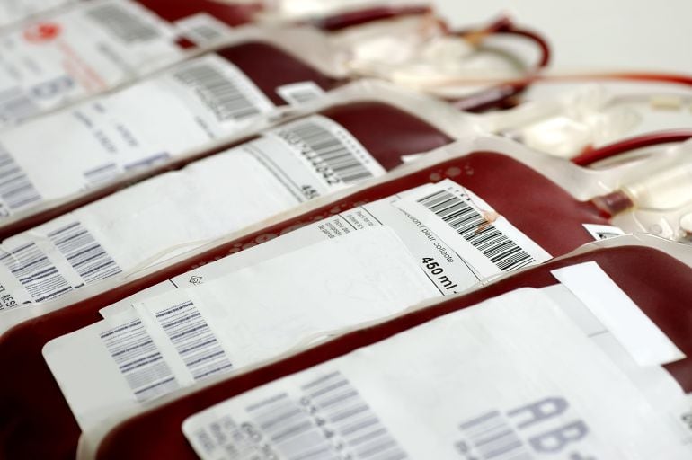 Varias bolsas de donación de sangre preparadas para su uso.