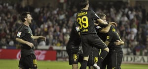 Los jugadores del F.C. Barcelona celebran el gol de Xavi Hernández de libre directo que le ha otorgado la victoria a su equipo ante el Granada.