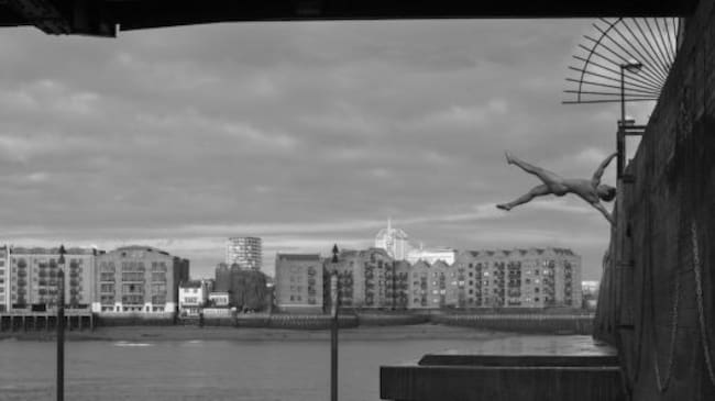 Tim Shieff haciendo acrobacias desnudo