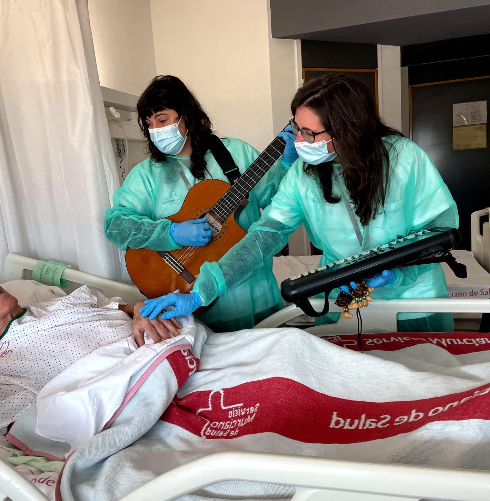 Laura Fernández (dcha.), de Vuela Música, en una de las sesiones de musicoterapia.