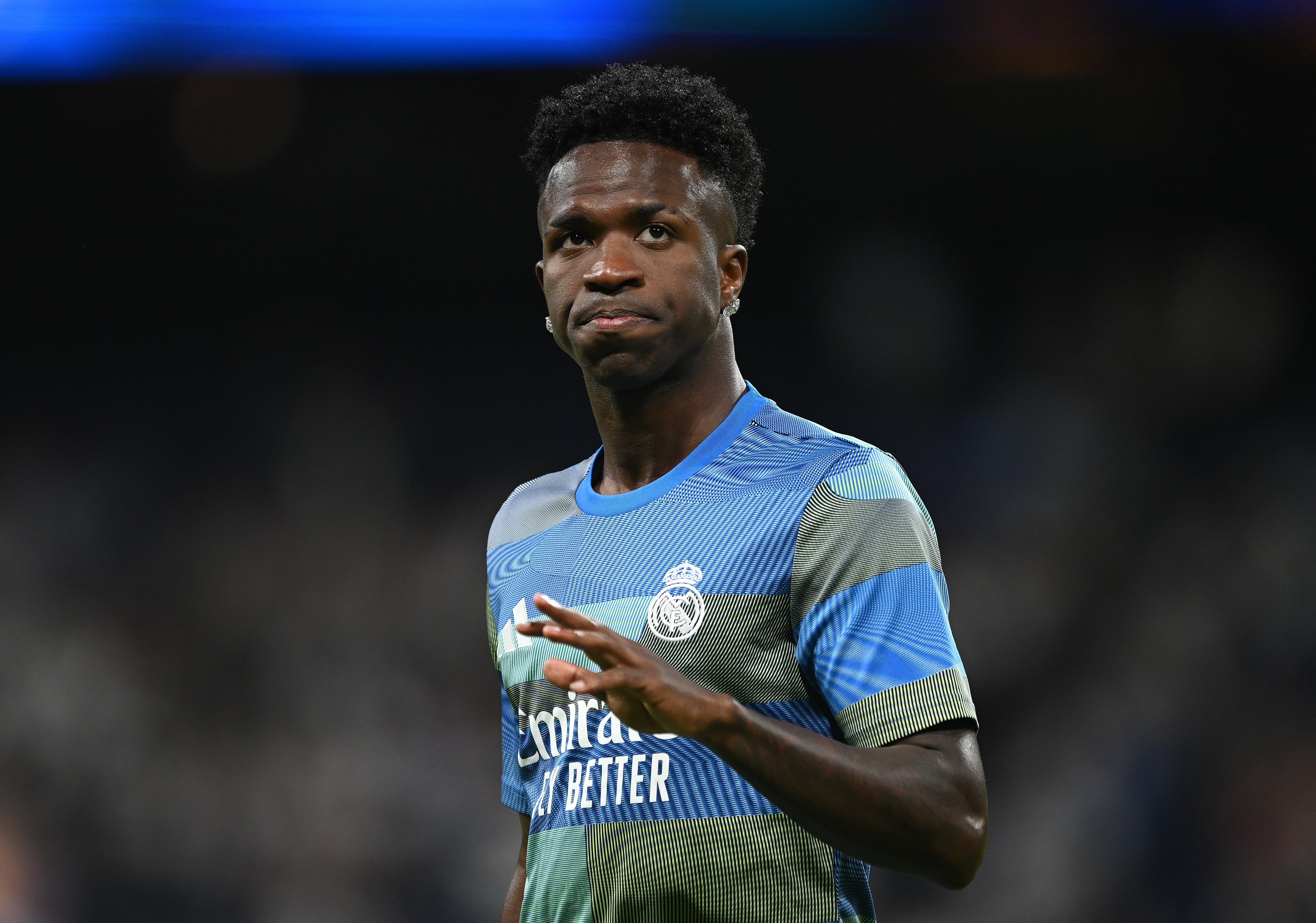 Vinícius saluda durante el partido frente al Alavés en el Bernabéu